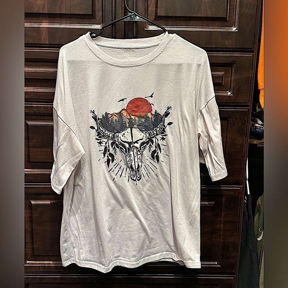 Black White Short Sleeve Tee with longhorn Graphic Design LARGE